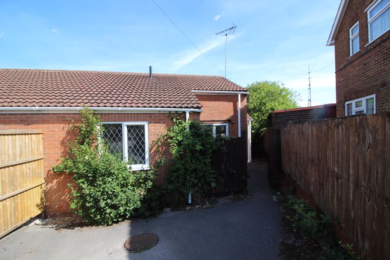 2 bed bungalow to rent in Whittaker Road, Rainworth, NG21 1