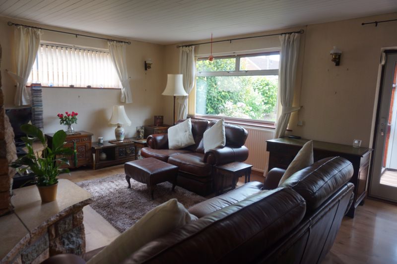 3 bed bungalow for sale in Henton Road, Edwinstowe, NG21 9