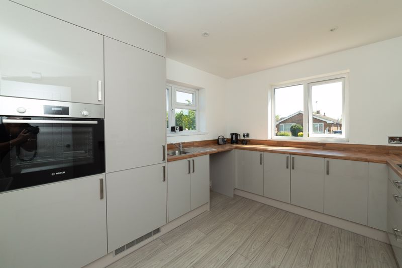 3 bed bungalow for sale in Highfields Drive, Bilsthorpe, NG22  - Property Image 3