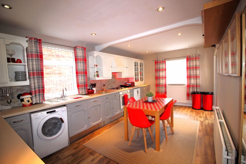 3 bed house for sale in Larch Road, New Ollerton, NG22  - Property Image 5