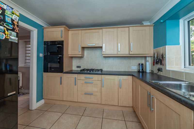 3 bed house for sale in Dove Croft, Ollerton, NG22  - Property Image 4