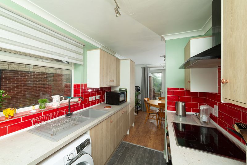 2 bed bungalow for sale in Maid Marian Avenue, Newark, NG22  - Property Image 4