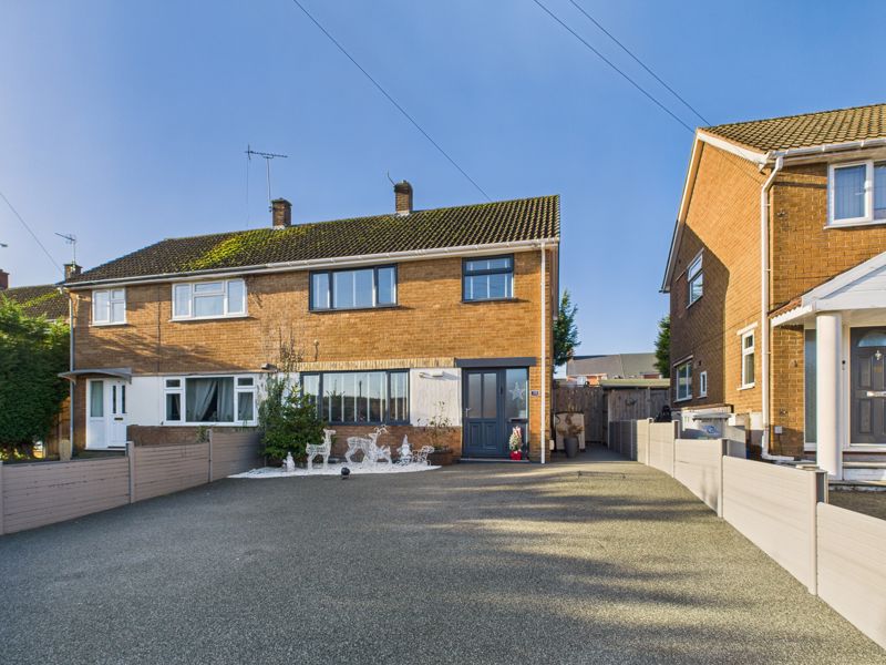3 bed house for sale in Hawthorn Drive, Newark, NG22  - Property Image 1