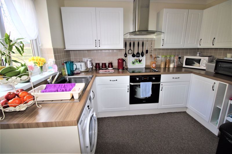 2 bed bungalow for sale in Maypole Road, Wellow, NG22  - Property Image 5