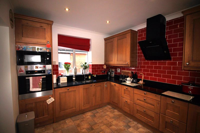 4 bed  for sale in Robin Hood Avenue, Mansfield, NG21  - Property Image 7