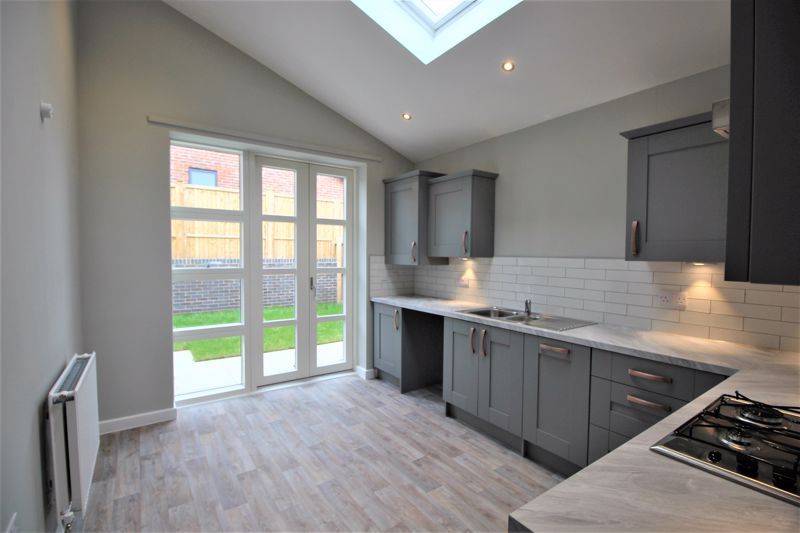 2 bed bungalow for sale in Mansfield Road, Edwinstowe, NG21 10
