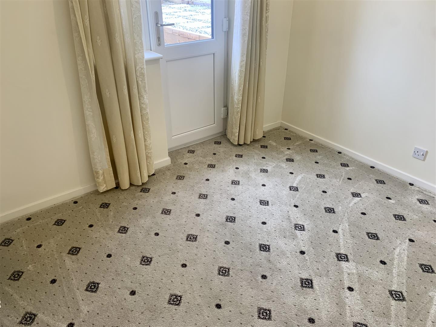 2 bed bungalow to rent 8