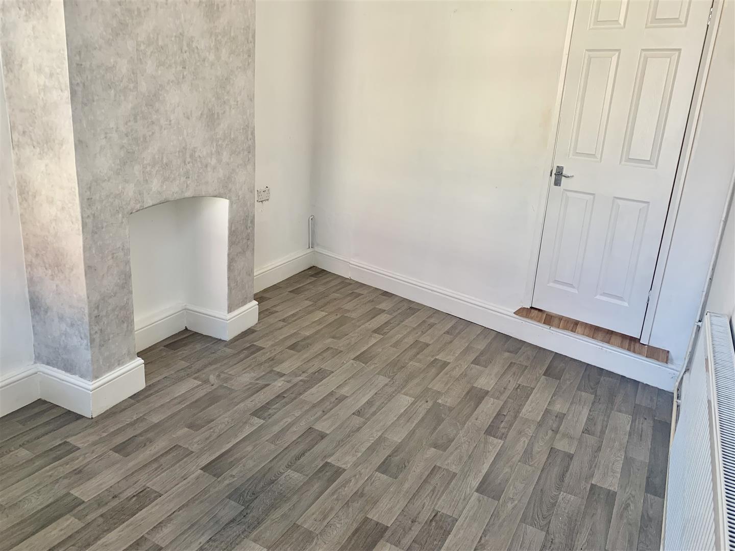 2 bed  to rent  - Property Image 2