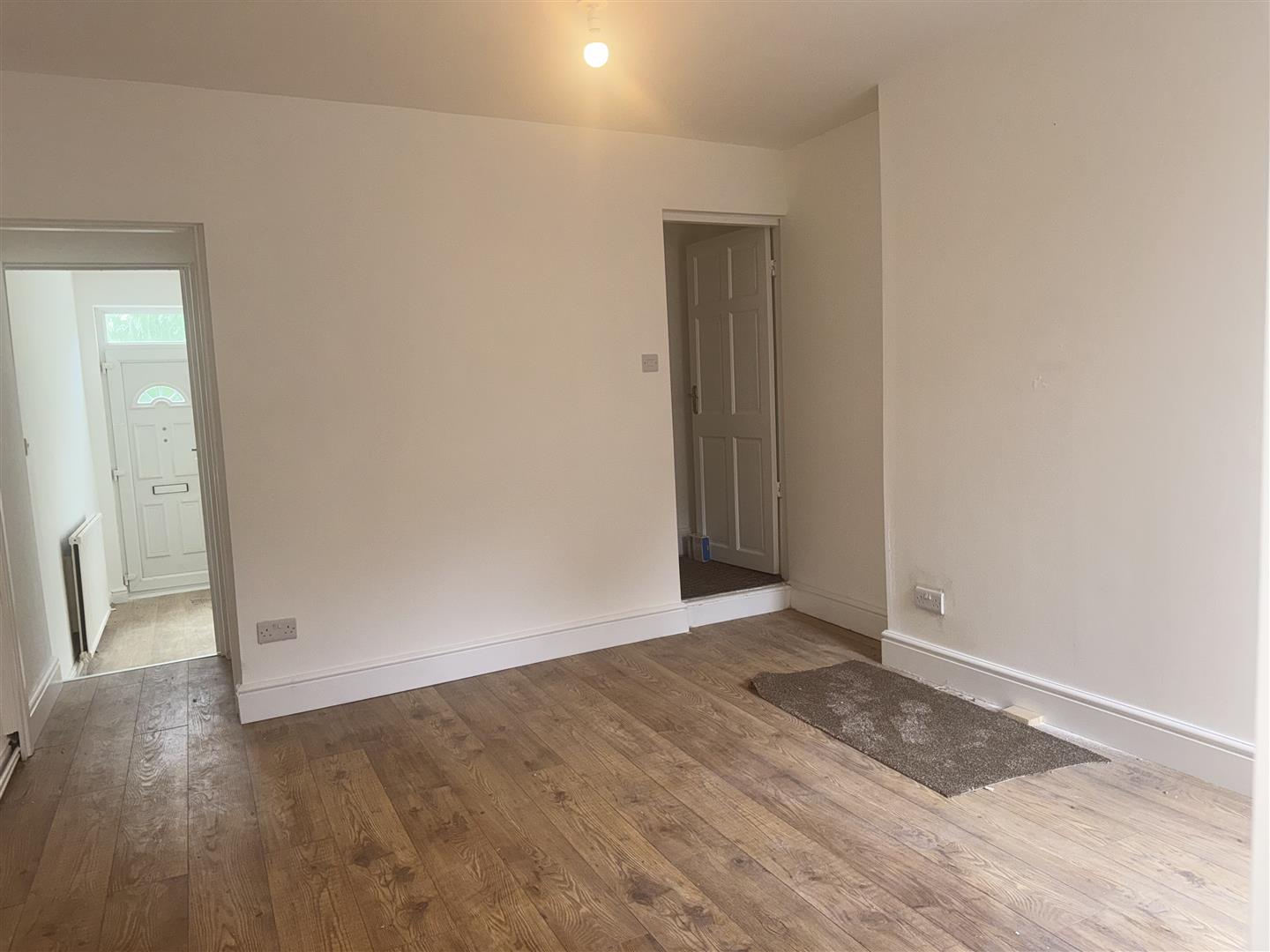 2 bed to rent, NG19