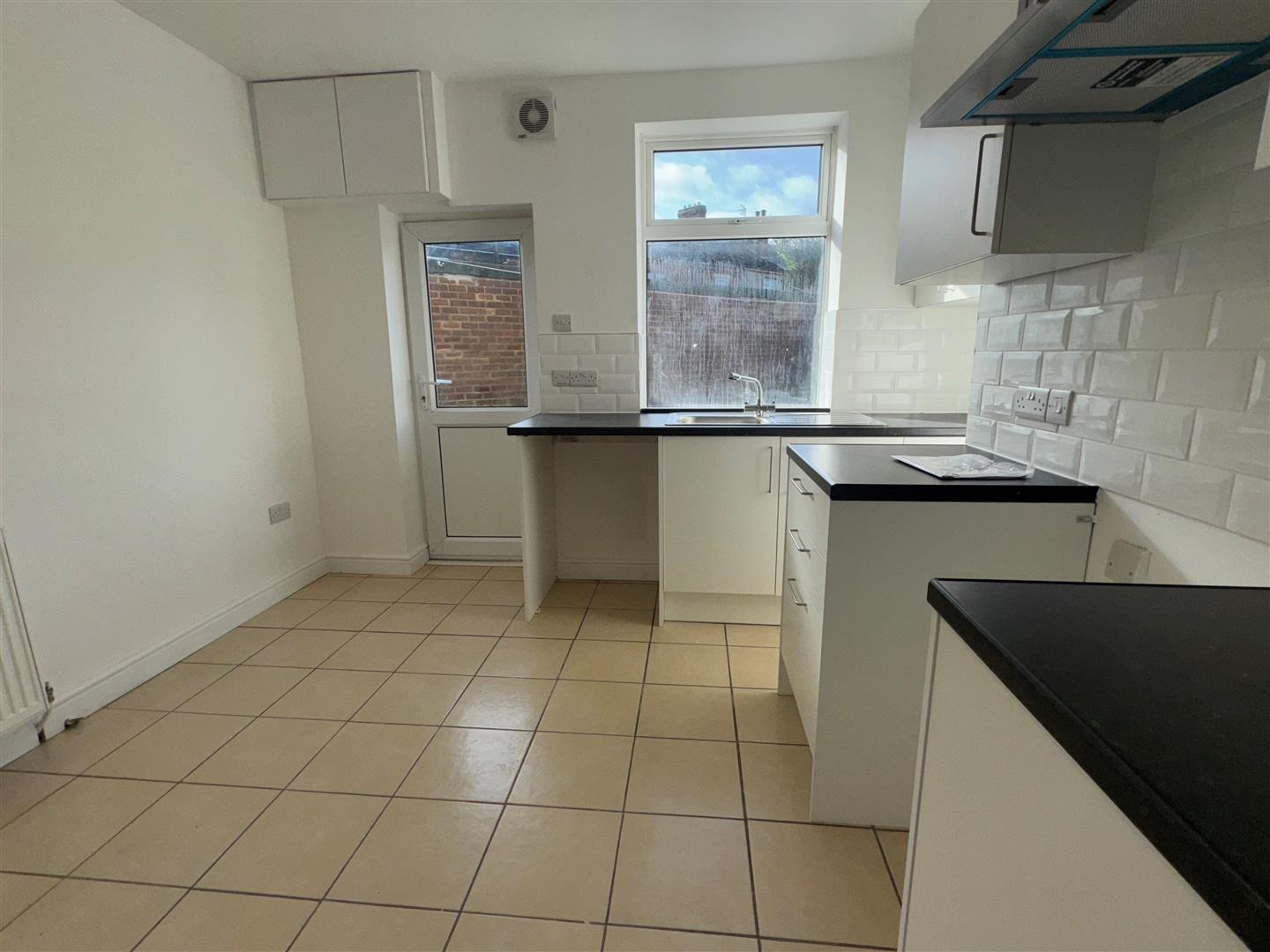 2 bed  to rent  - Property Image 2