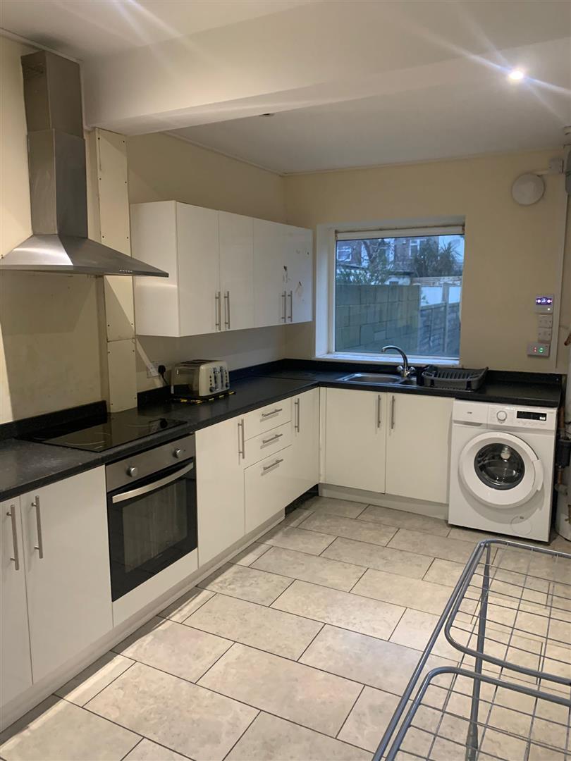 5 bed  to rent  - Property Image 2