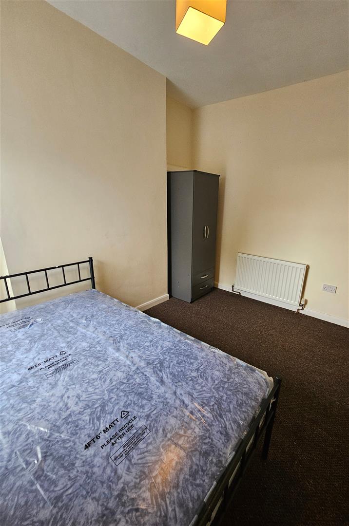 5 bed  to rent  - Property Image 8
