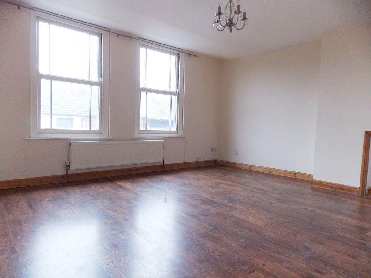 2 bed flat to rent 4