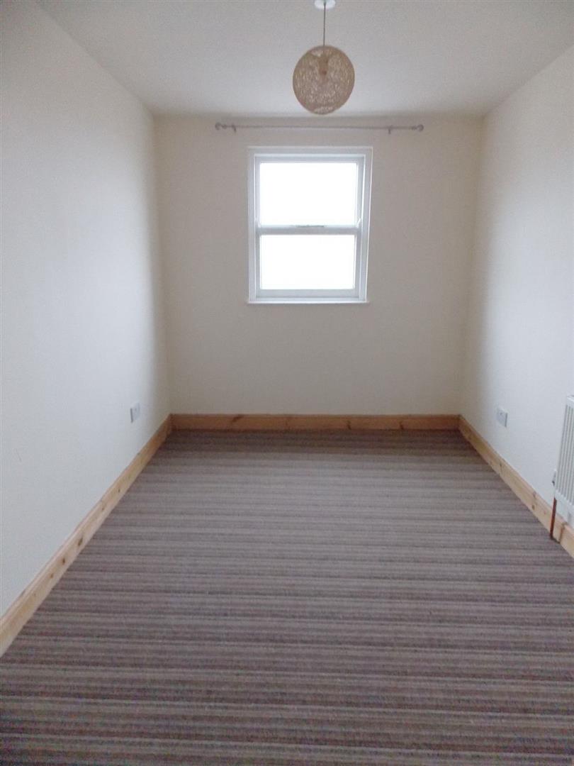 2 bed flat to rent  - Property Image 5