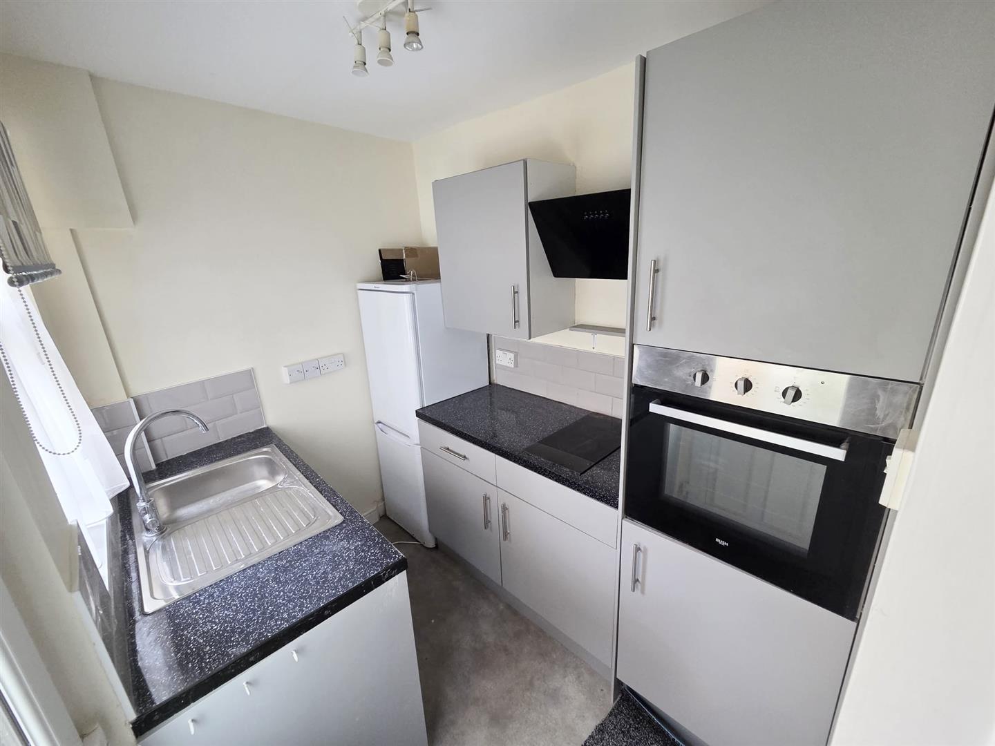 2 bed  to rent 8