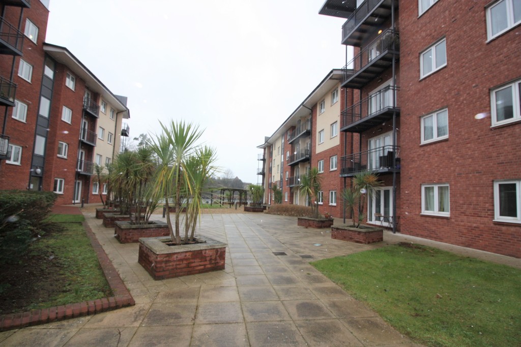2 bed flat to rent in Constantine House, New North Road  - Property Image 1