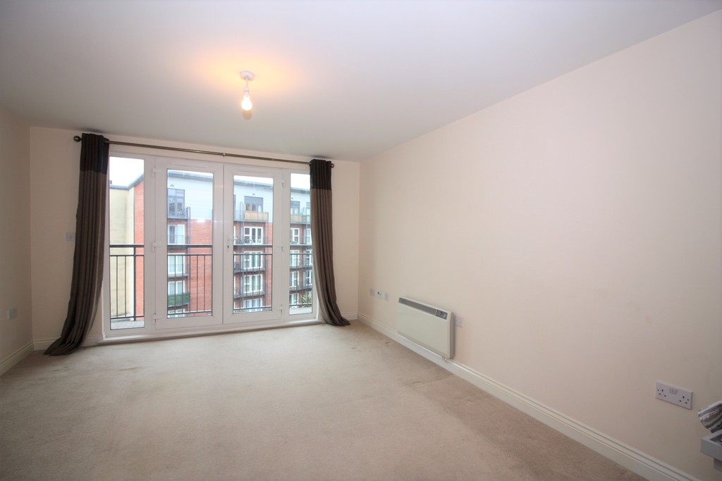 2 bed flat to rent in Constantine House, New North Road  - Property Image 2