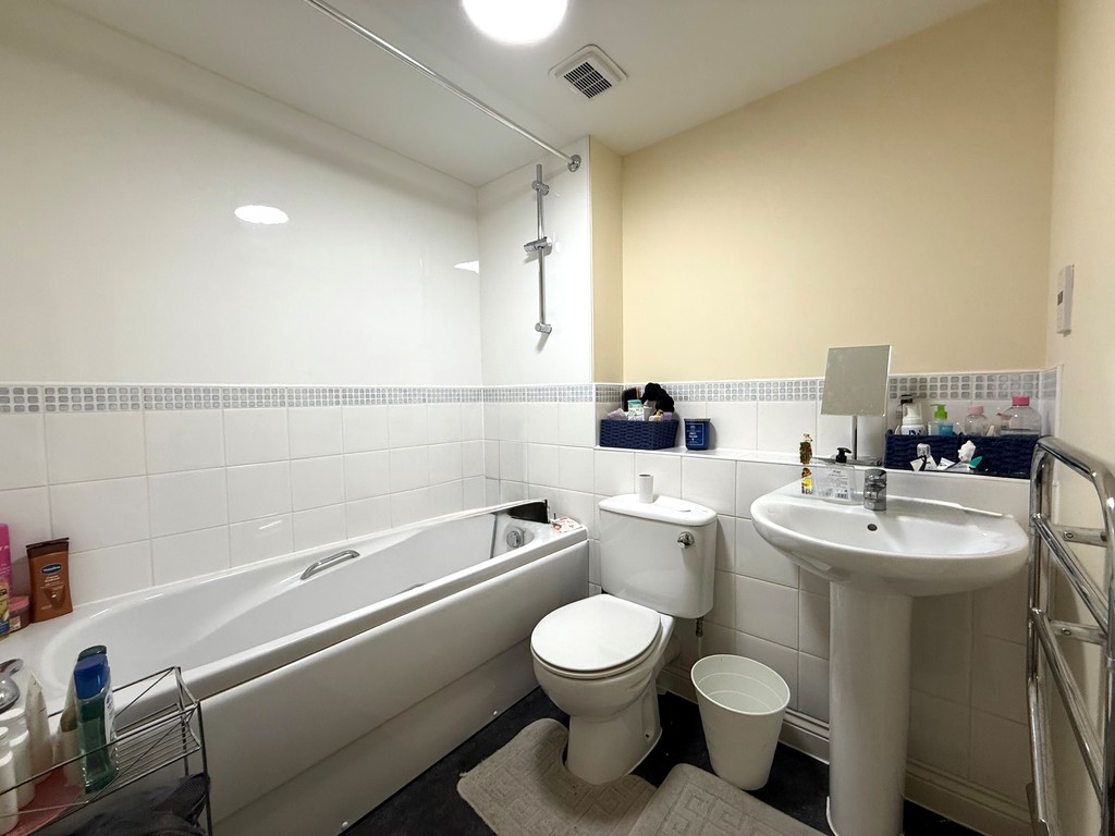 2 bed flat to rent in Constantine House, New North Road  - Property Image 8