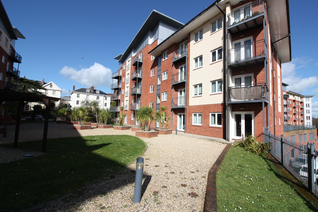 2 bed flat to rent in Julius House, New North Road - Property Image 1
