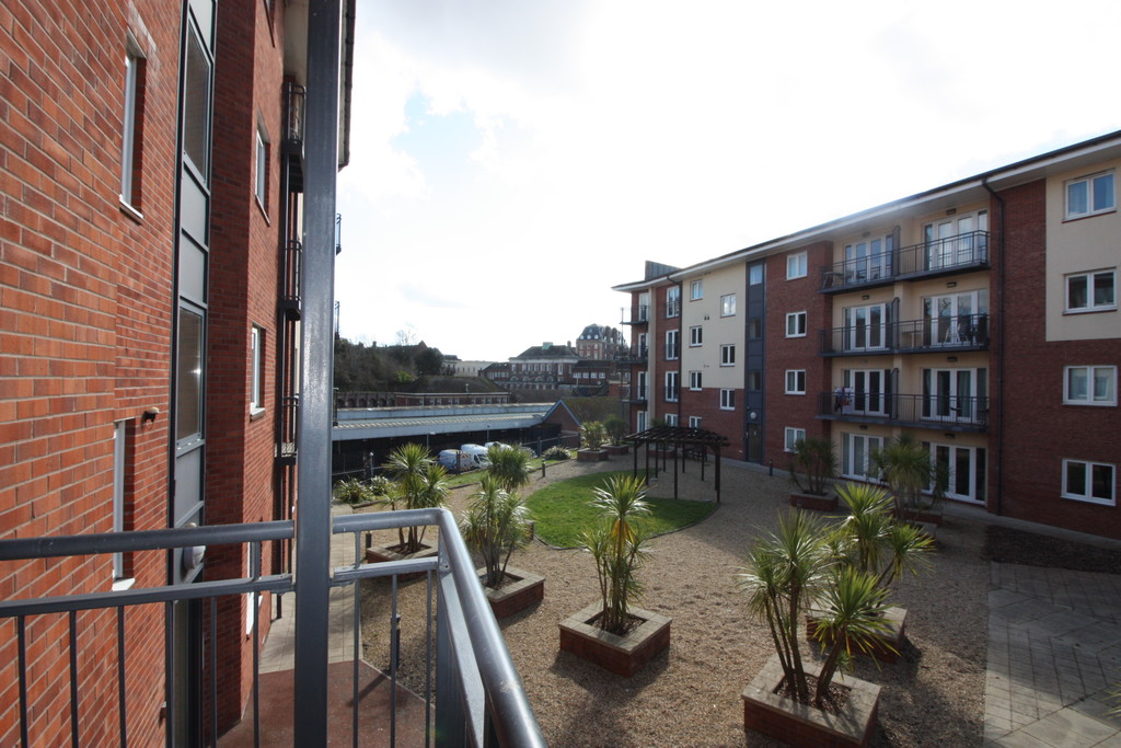 2 bed flat to rent in Julius House, New North Road 11