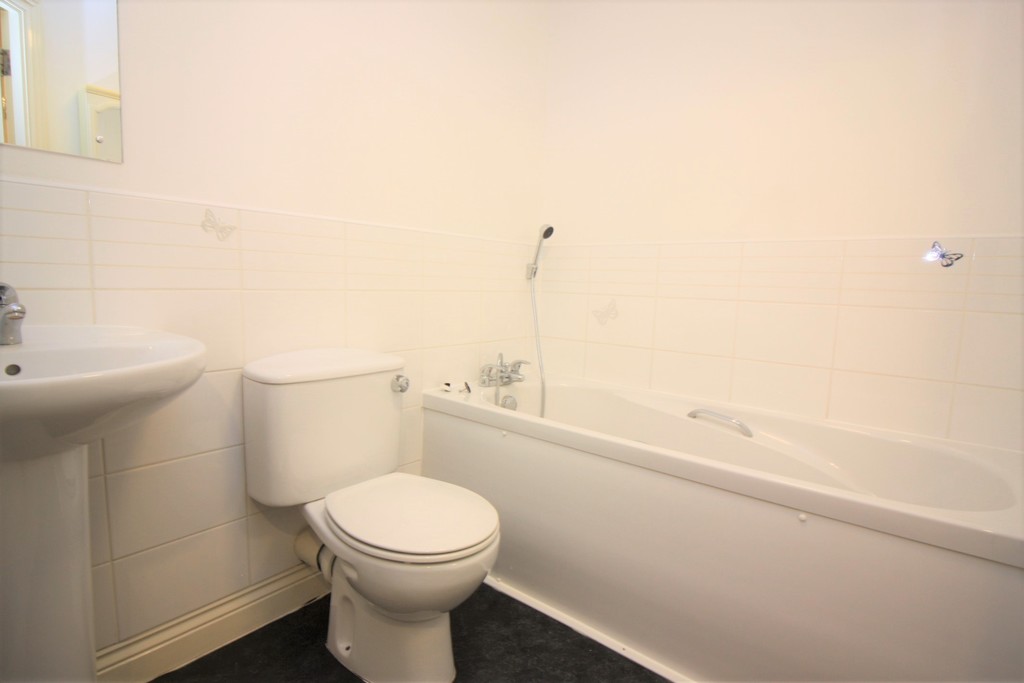 2 bed flat to rent in Julius House, New North Road 8