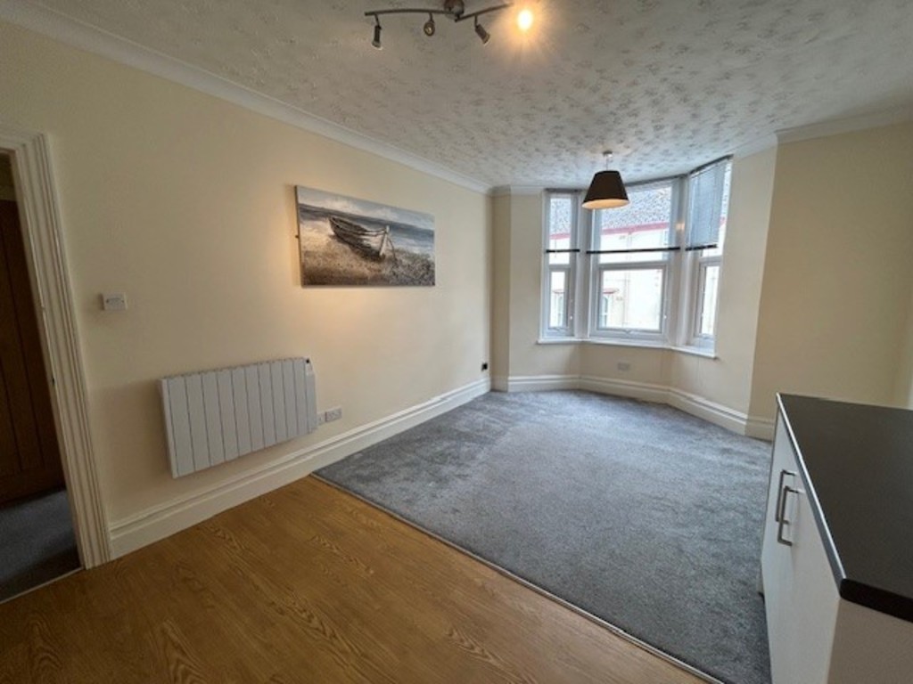 2 bed flat to rent in Northumberland Place, Teignmouth 3