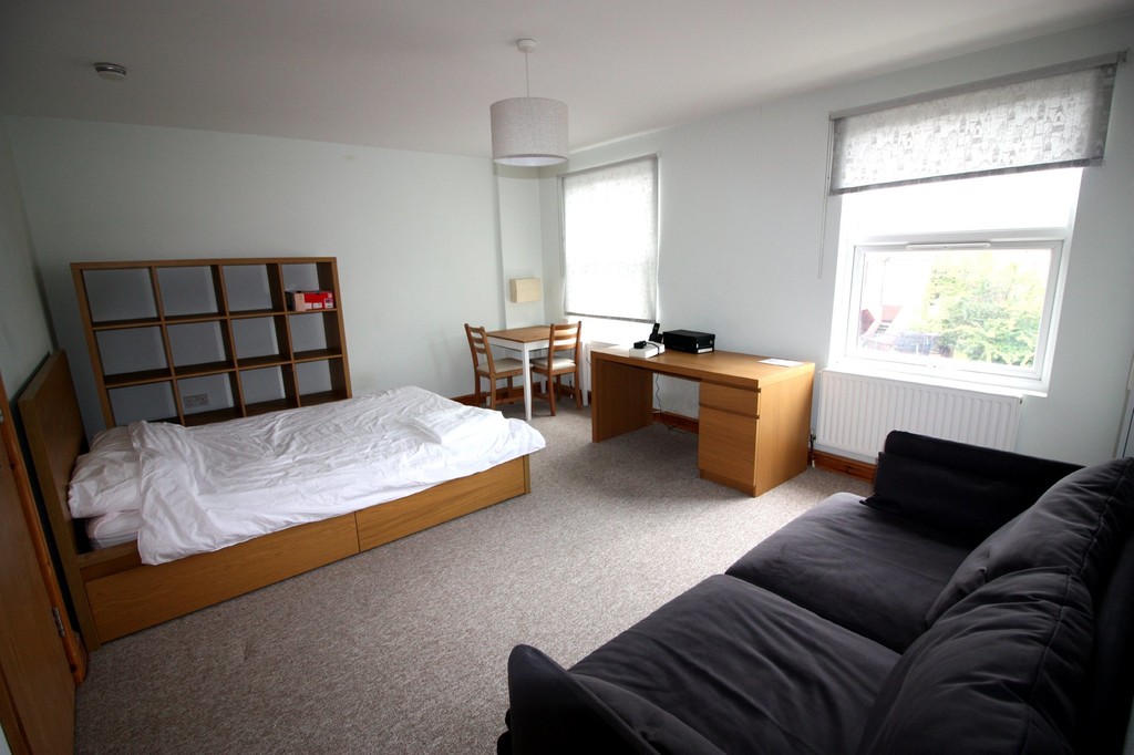 1 bed flat to rent in Heavitree Road, Exeter, Devon 2