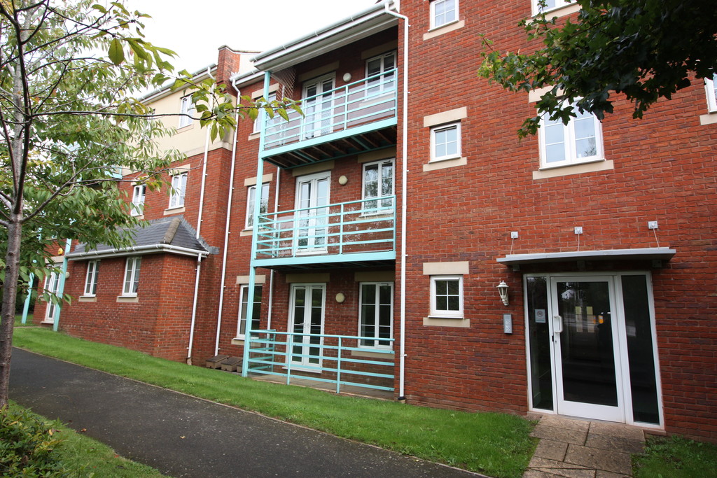 2 bed flat to rent in Russell Walk, Exeter, EX2