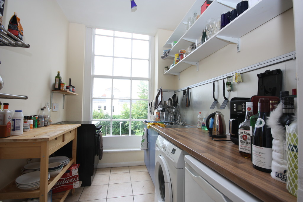 1 bed flat to rent in Victoria Park Road, Exeter 2