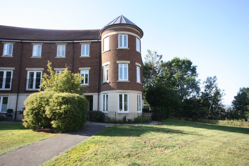 2 bed flat to rent in Gras Lawn, St Leonards, Exeter 1