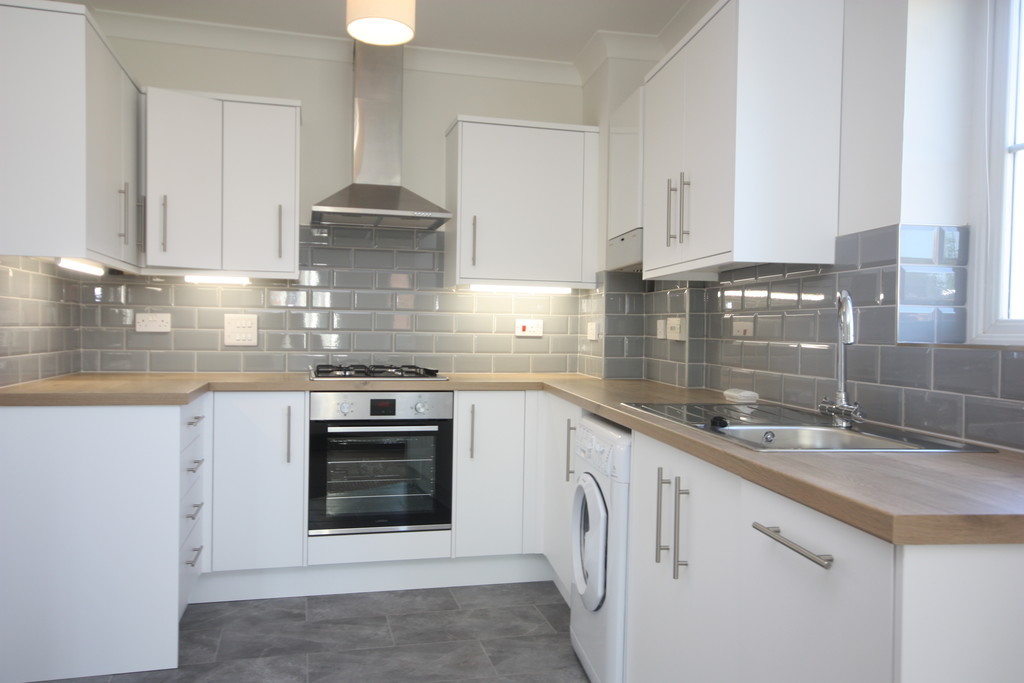 2 bed flat to rent in Gras Lawn, St Leonards, Exeter 2