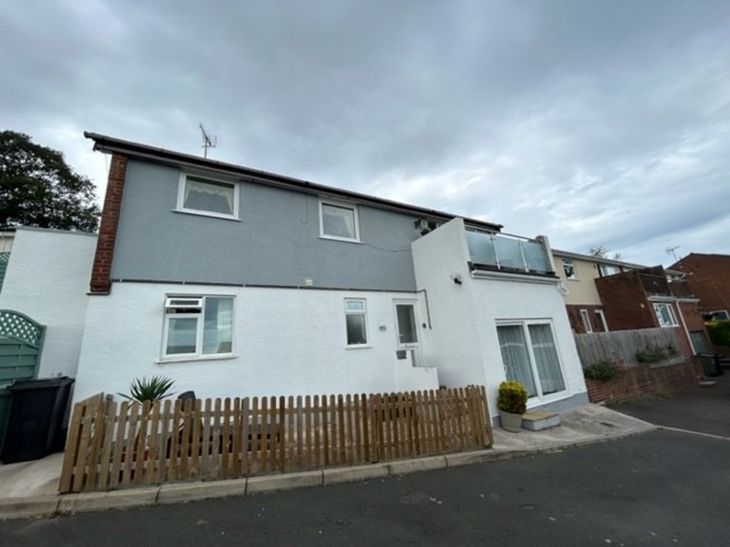 2 bed flat to rent in Upper Longlands, Dawlish  - Property Image 1