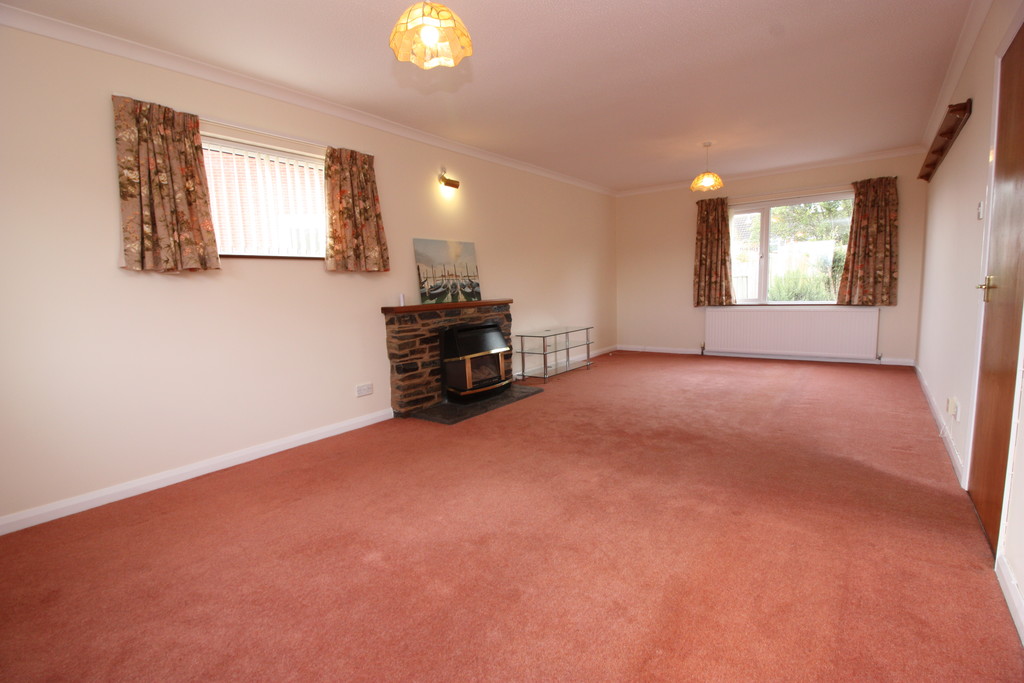 4 bed house for sale in Popes Close, Crediton, Devon  - Property Image 3