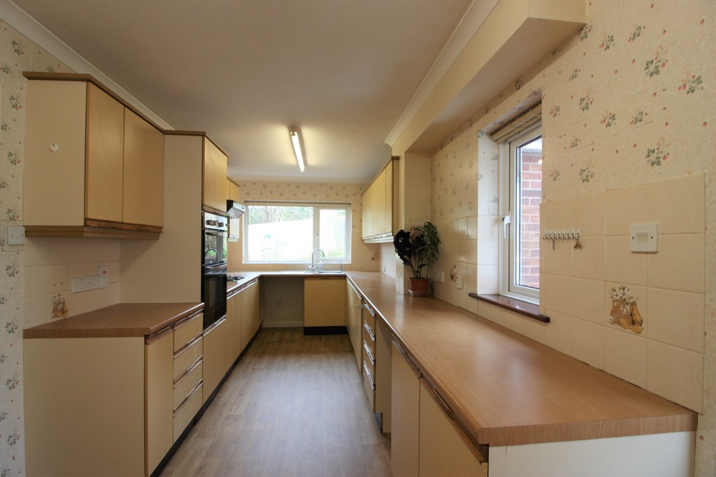 4 bed house for sale in Popes Close, Crediton, Devon  - Property Image 5