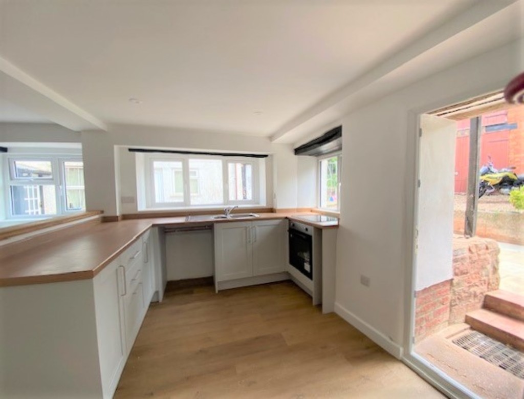 2 bed house to rent in High Street, Crediton 2