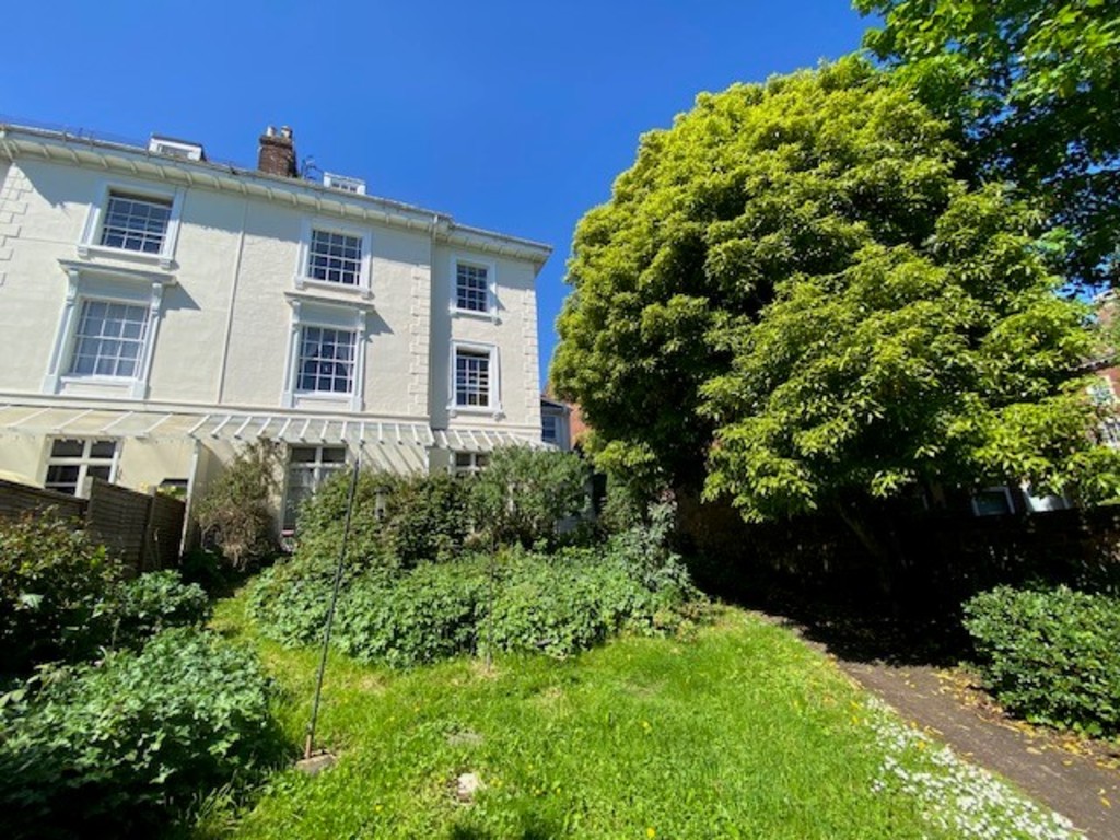 3 bed flat to rent 1