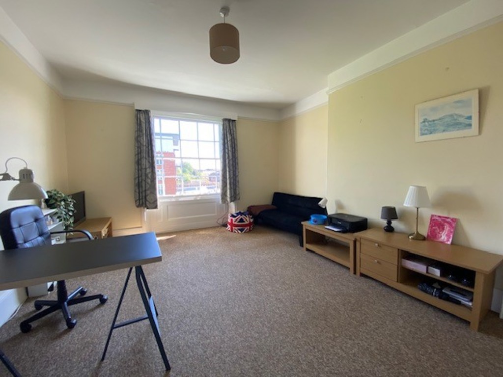 3 bed flat to rent 3