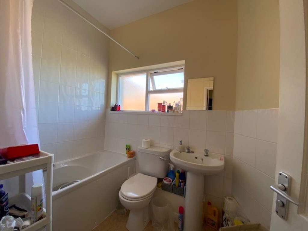 3 bed flat to rent  - Property Image 6