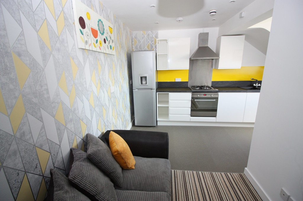 2 bed flat to rent  - Property Image 3