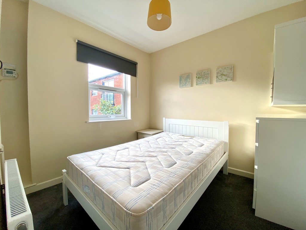 2 bed house to rent  - Property Image 11