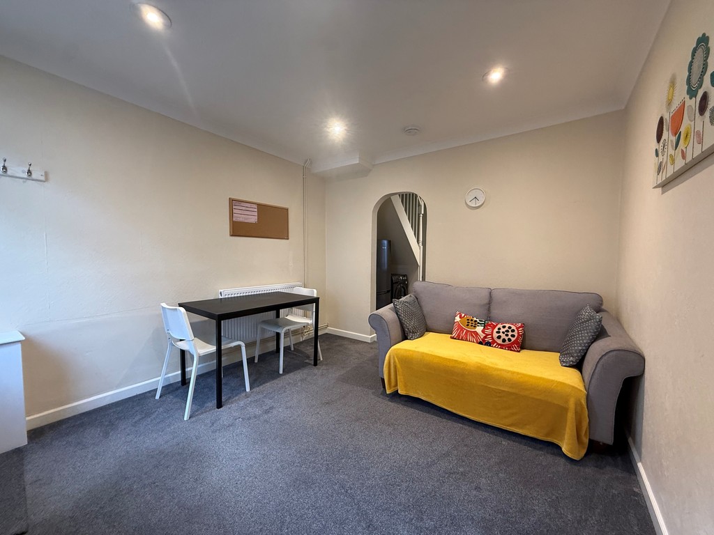 2 bed house to rent  - Property Image 7