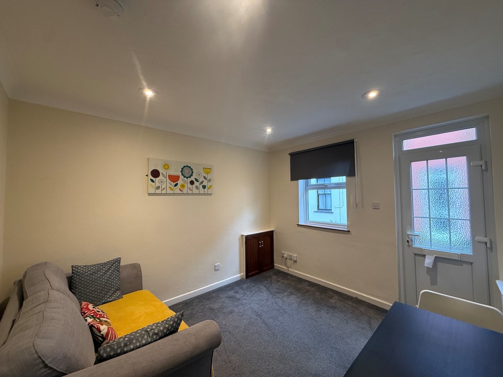 2 bed house to rent 8