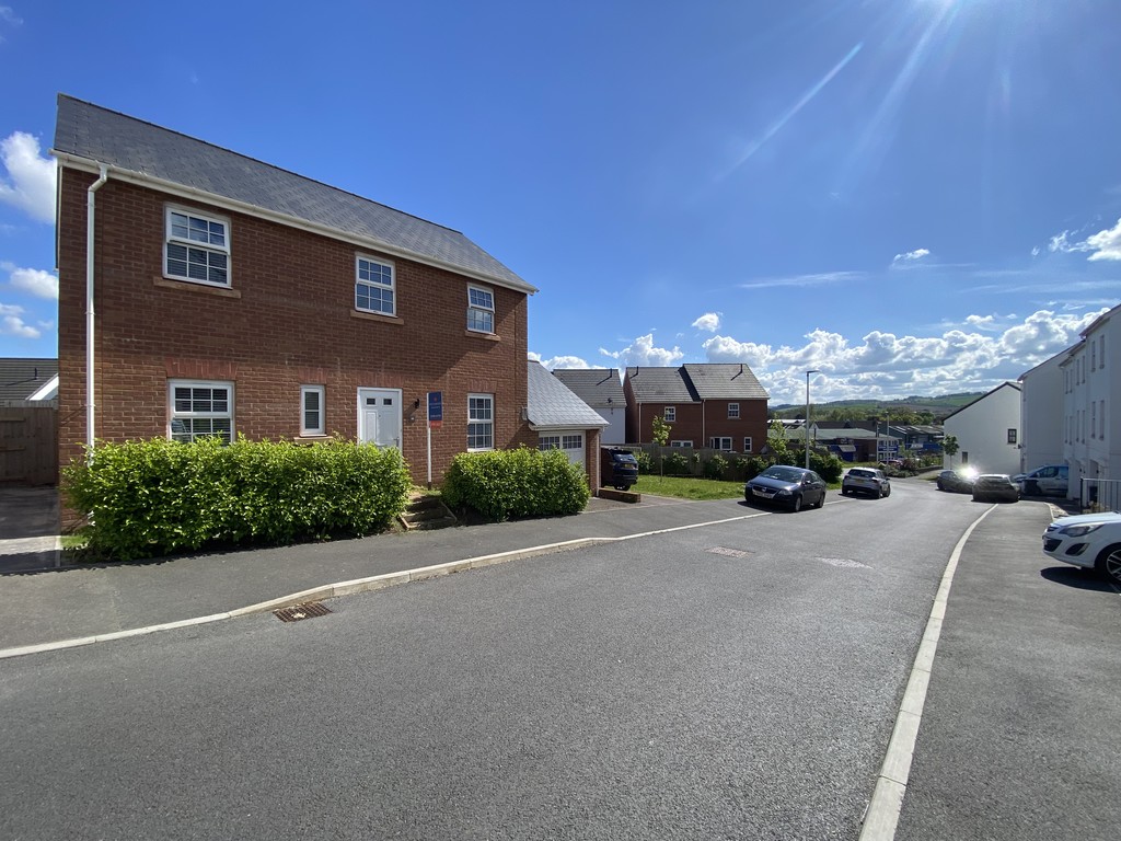 3 bed house for sale in Tarka Way, Crediton  - Property Image 1