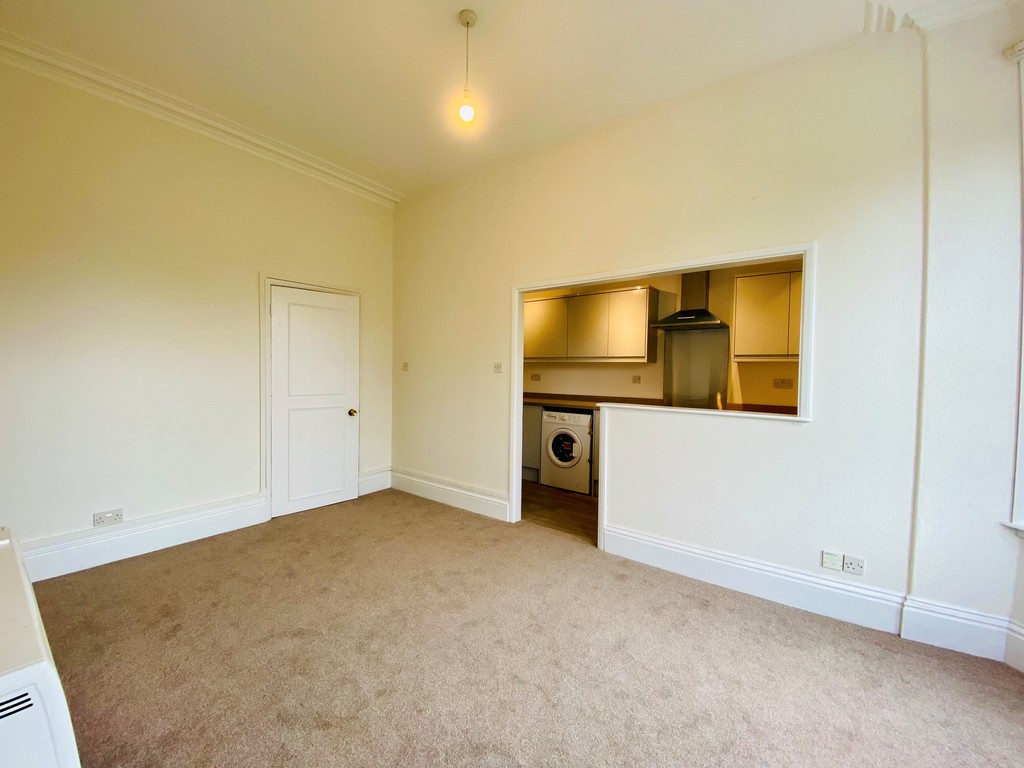 2 bed flat for sale in Queens Crescent 2