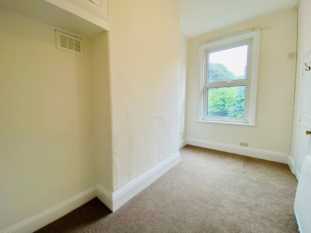 2 bed flat for sale in Queens Crescent 11