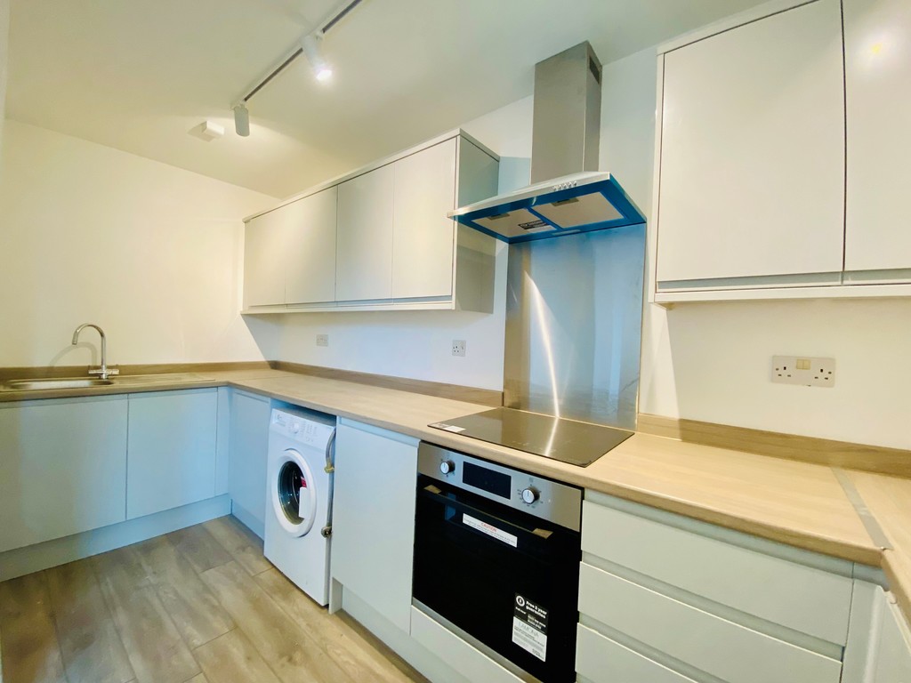 2 bed flat for sale in Queens Crescent 3