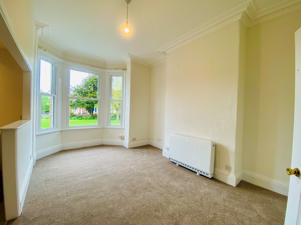 2 bed flat for sale in Queens Crescent 4