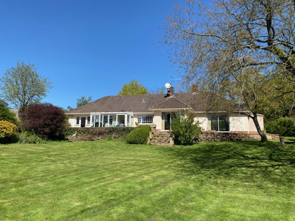 4 bed bungalow to rent in Moorlake, CREDITON 3