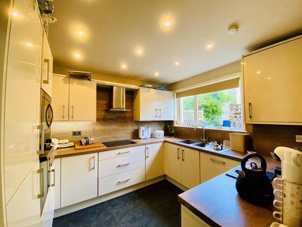 3 bed house for sale in Hawthorn Road, Crediton 2