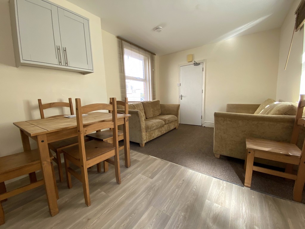5 bed house to rent  - Property Image 2